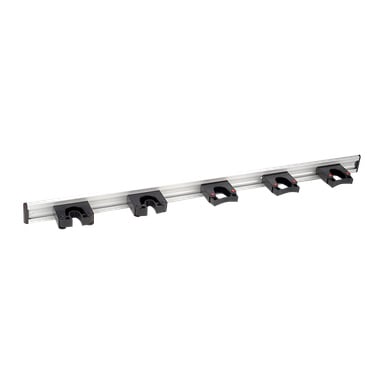 En aluminium-Toolflex Equipment Holder är monterad horisontellt och visar fem svarta plastfästen med röda utlösare, jämnt placerade för att organisera eller säkra verktyg som kvastar eller moppar längs en vägg.