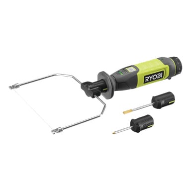 En Ryobi USB Lithium Battery Powered Hot Cutter RHC4-0 med grönt och svart handtag är avbildad med en trådfäste på plats, och två extra spetsar – en flathead och en Phillips – placerade till höger om skäraren.