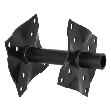 En traktormonterad rotavator med ett svart metallfäste bestående av två perforerade fyrkantiga plattor förenade med ett cylindriskt rör.