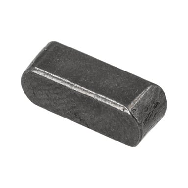 En närbild av en mörk metallrektangel med rundade ändar och platta sidor, komponent i en korskilrotavator för ingenjörsbruk.