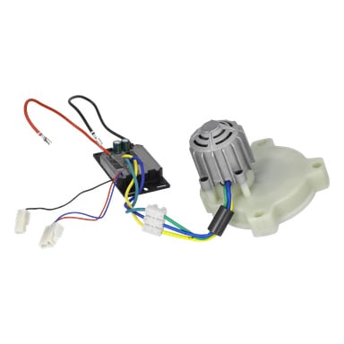 En gräsklipparmotor med ansluten ledning sitter bredvid en elektronisk styrmodul med kondensatorer och extra kablar.