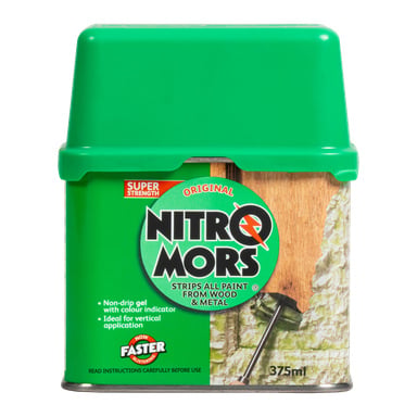 En 375 ml burk Nitromors Paint Remover med grönt lock; Etiketten visar att den är designad för trä och metall, listar framstående egenskaper och inkluderar en bild på trä utan färg.