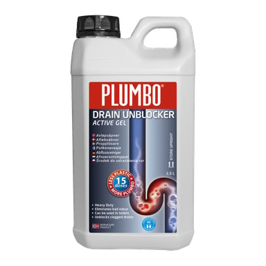 En 2,5-liters hvit Plumbo Sluin Cleaner-flaske med en tydelig rød etikett som viser sikkerhetsinstruksjoner og produktinformasjon, inkludert egnethet for toaletter og vasker, samt oppgir 15 doser.
