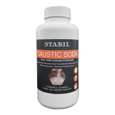 Biała butelka oznaczona "Plumbo Caustic Soda", zawierająca 99,6% wodorotlenku sodu, pokazuje zastosowania takie jak czyszczenie i usuwanie farby lub lakieru. Etykieta przedstawia ikony przeszkód i opisowy tekst.