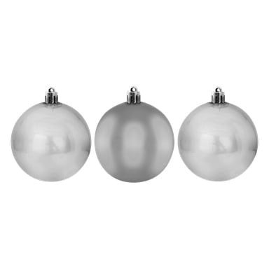 Tre skinnende sølvfargede EKVIP julekuler, alle i samme størrelse og form, plasseres ved siden av hverandre med metallhetter.