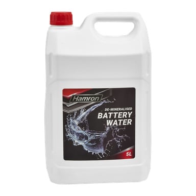 En vit 5-liters Hamron Battery Water-behållare med ett rött skruvlock och en etikett med splashing water-grafik på framsidan.