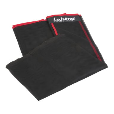 En svart säkerhetsnätstudsmatta med röd kant, hopvikt och med en LeJump trampolines-etikett högst upp.