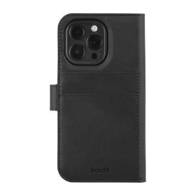 Svart, läderliknande Holdit Wallet-fodral för iPhone 16 Pro Magnetic Plus med två kortplatser, kamerautskärning och präglad logotyp.