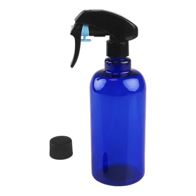 Glosser-sprayflasken er en blå plastbeholder med en svart avtrekkerdyse og en separat svart skrukork, som vises tom og oppreist.