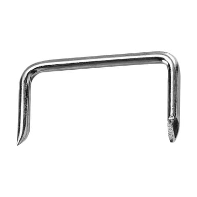 En närbild på en Habo Storm hasp-stapel 23 från ett 10-pack, med två spetsiga, lätt böjda metalländar synliga.