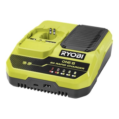 Ryobi One+ RC18180 Quick Charger jest ustawiony pod kątem, z obudowanym na zielono i czarno, kontrolkami i przednim portem USB.