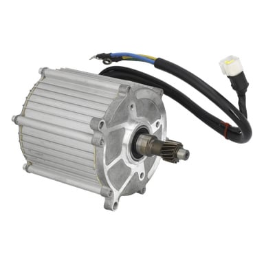 Silverfärgad cylindrisk motor med fenad aluminiumhölje, central drivaxel och svarta, gula, blå ledningar som leder till vit kontakt.