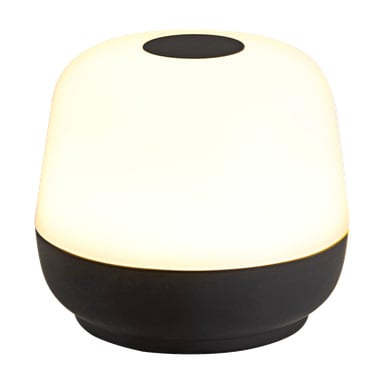 Anslut Portable bordlampe har et kompakt, moderne utseende med svart sokkel, avrundet hvit skjerm og en rund svart topp. Den beskrives som ideell for myk, minimalistisk belysning.