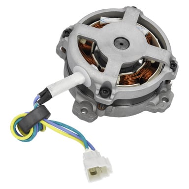 En metallmotor för gräsklippare med synliga kopparspolar och gula, gröna och blå ledningar kopplade till en vit plastkontakt.