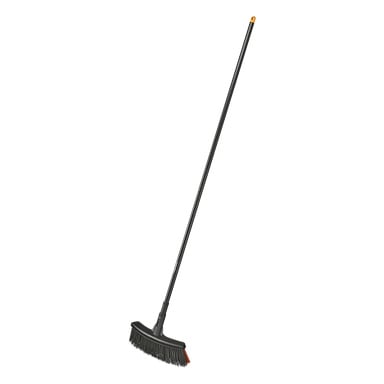 Fiskars Broom Solid M står upprätt, visar styva svarta borst och ett långt handtag med en gul lock ovanpå, huvudet lätt lutat.