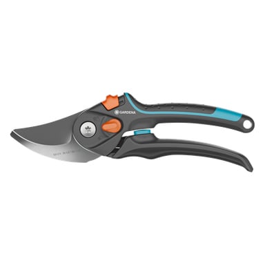 Gardena Secateurs PremiumCut pro flex med buet metallblad, svart håndtak med blå og oransje detaljer, og oransje sikkerhetslås.