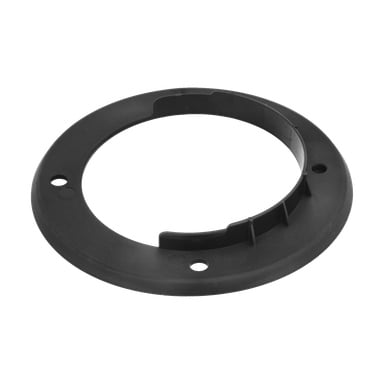 Svart cirkulär plastring med tre skruvhål, inre utskärning och liten upprätt flik för montering av cylindriska delar.