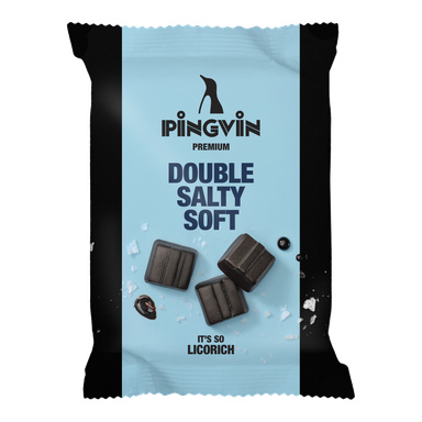 Toms Penguin Premium Double Salty Soft Licorice vaaleansinisessä pussissa, jossa on mustia yksityiskohtia, jossa on lakritsipaloja, suolaa ja "Se on niin lakritsia.