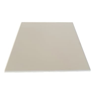 En beige, fyrkantig keramisk pizzasten för pizzaugnar med en slät topp och lätt rundade kanter.