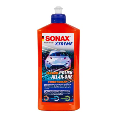 En röd plastflaska Sonax Xtreme Ceramic Polish All-In-One med vit kapsyl och en etikett som visade en bilbild och detaljer.