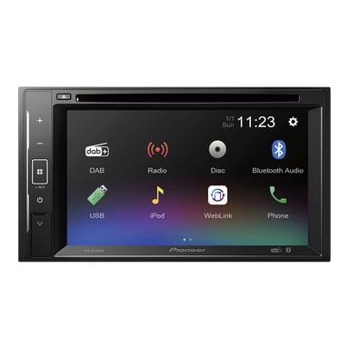 Pioneer AVH-A240DAB -kosketusnäyttö näyttää kuvakkeet DAB:lle, radiolle, levylle, Bluetooth-äänelle, USB:lle, iPodille, WebLinkille ja puhelimelle. Päivämäärä ja kellonaika näkyvät oikeassa yläkulmassa.