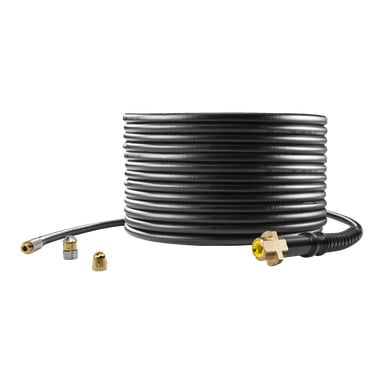 Kärcher Rohrreinigungsset (PC 15) mit einem aufgerollten Metallschlauch, Messinganschlüssen und zwei Düsenaufsätzen vorne ausgestellt.