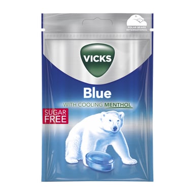 Vicks Blue Extra Strong pastillpakke med en isbjørn, "Sugar Free" i rødt, "With Cooling Menthol" i grønt, og Polar Bears International-logoen øverst til høyre.