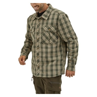 Lächelnder Mann in grün und beige, kariertem Kayoba Outdoor Windproof Flanellhemd mit Taschen, dunkelgrüner Cargohose, eine Hand erhoben.