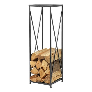 Mustametallinen Anslut Fuelwood Storage -teline seisoo neljän jalan korkeudella, jonka sivuja vahvistavat X-muotoiset poikkipalkit ja suorakaiteen muotoisen kehyksen sisällä on siististi pinottu polttopuut.