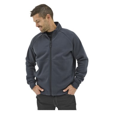 Ein Mann mit den Händen in den Taschen, gekleidet in den Bluewear Men's Pullover Atlas über einem schwarzen Hemd und schwarzer Hose, blickt mit einem leichten Lächeln nach unten.
