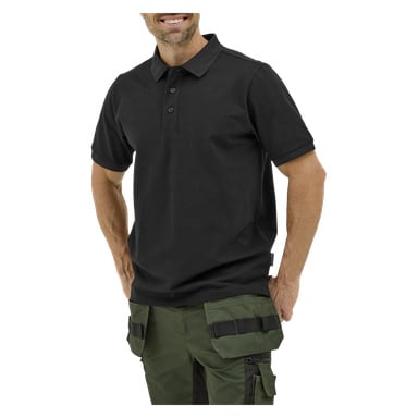 Ein Mann in einem Bluewear Putte Poloshirt und schwarz-grünen Arbeitshosen mit großen Taschen lächelt, die Hände in den Taschen.