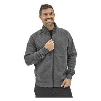 Ein Mann lächelt nach vorne, trägt einen dunkelgrauen Bluewear Atlas Men's Pullover über einem schwarzen Hemd und hält mit einer Hand den Reißverschluss.