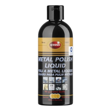 butelka Autosol Metal Polish Liquid, oznaczona tekstem, obrazami wypolerowanych przedmiotów, złotymi medalami oraz napisem "Made in Germany".