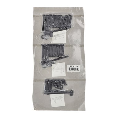 Möbelmonteringskit med tre uppsättningar svarta plastbeslag i påsar på kartong, linjeritningar av bord, streckkod till höger.