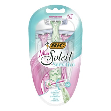 Trzy maszynki Bic Miss Soleil Sensitive z pastelowymi uchwytami w opakowaniu promujące "Mniej podrażnienia" i odsłaniające ostrza.