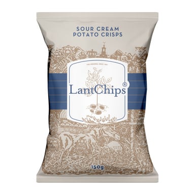 En 150g pose med Svenska LantChips Sourcream & Onion i beige emballasje med blå detaljer og landlige scener, merkelogo midt på.