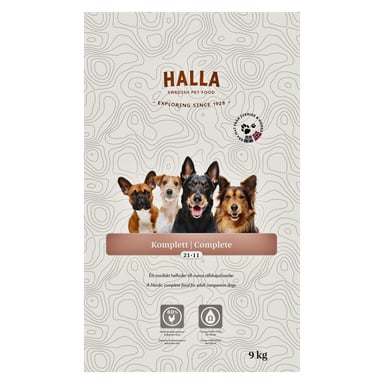 Fyra hundar av olika raser sitter på rad mot en beige bakgrund på en 9 kg påse märkt "Halla Dog food Komplett, komplett foder för vuxna sällskapshundar."