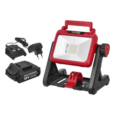 Przenośna Meec Tools LD-18V HOME 500 bezprzewodowa lampa robocza LED w kolorze czerwonym i czarnym, na zdjęciu z baterią, ładowarką i zasilaczem.