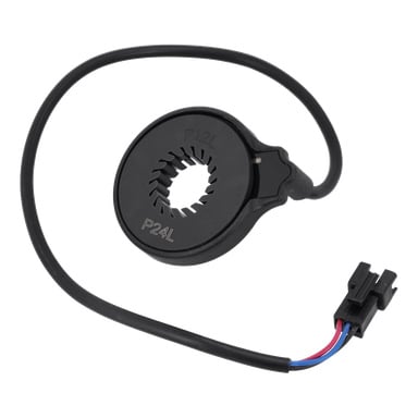 En svart plastcirkulär elcykelsensor med tandad innerring, fäst i en kabel och 3-polig kontakt; märkt P12L, P24L.