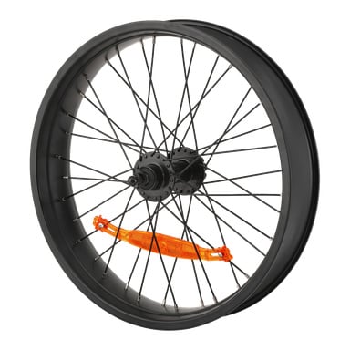 Elcykelns framhjul är svart med många ekrar, ett centralt nav och en orange reflektor fäst vid ekrarna.