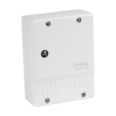 Steinel Twilight-reléet NightMatic 3000 er et hvitt rektangel med fire synlige skruer, en liten svart sensor på frontflaten, og en glatt overflate fremhevet med subtile spor nederst.