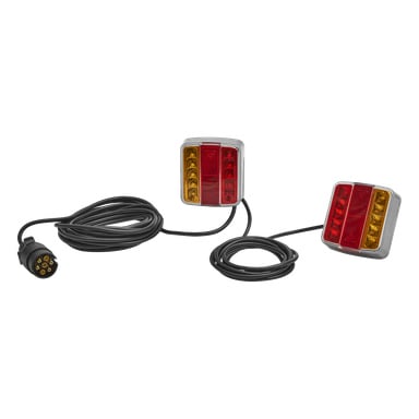 Hamron Magnetic LED-lampesettet inkluderer to rektangulære tilhengerlys med rødt og rav, koblet sammen med svarte kabler og en 7-pinners plugg.