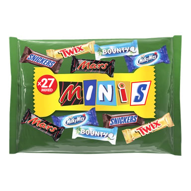 En grønn Mars Minis-pose viser bilder av Snickers, Twix, Mars, Bounty og Melkevei-barer. Den gule etiketten lyder "Minis x27 mixed".