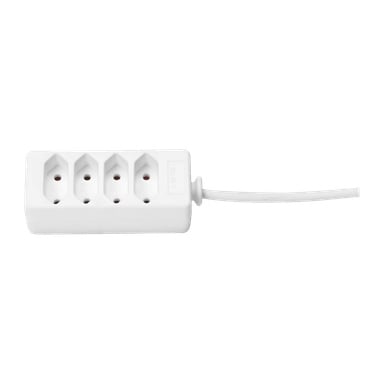 En Anslut grenstripe sees ovenfra, og viser fire stikkontakter gruppert i to sett. En hvit kabel strekker seg ut fra høyre side.