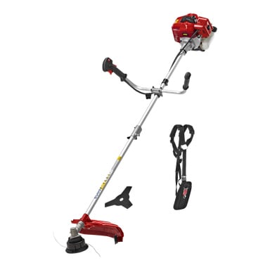 En Meec Tools bensinrensningssåg med röd motor, metallaxel, svarta handtag, röd skräpskydd, skärbladsfäste och en separat svart axelsele.