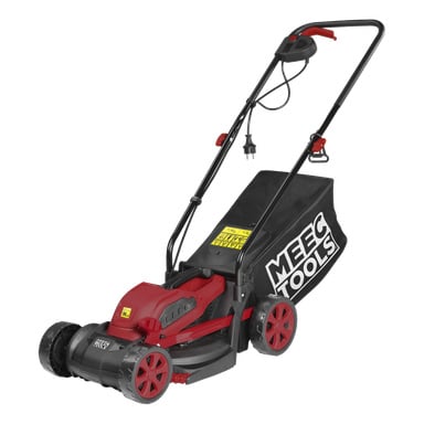 Rød og svart Meec Tools elektrisk gressklipper med gresspose, fire hjul og et styre med tilkoblet strømkabel.