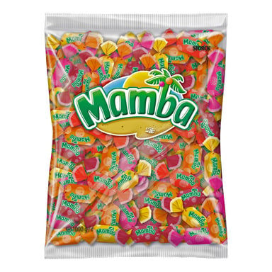 Przezroczysta plastikowa torba z logo Mamba mieści mieszankę indywidualnie pakowanych owocowych żucia Mamba w kolorach żółtym, różowym, czerwonym i pomarańczowym.
