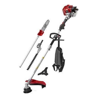 Meec Tools bensindrivna 4-i-1 multitrimmer har en röd och silverfärgad design, utrustad med tillbehör för motorsåg, häcktrimmare och gräsklippare. Den inkluderar också en svart sele och en extra bladaccessoar.