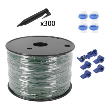 Eine große Spule grüner Leitung, vier blaue und weiße Stecker, vier blaue Stecker und ein schwarzer Kunststoffpflock mit der Aufschrift "x300".