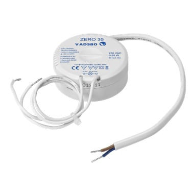 En sirkulær hvit elektronisk transformator merket Universal Dimmer Transformer Zero 35 av Vadsbo Transformatorer, med tekniske spesifikasjoner og utstyrt med to par tilknyttede hvite ledninger med strippede ender, designet for 230 VAC-inngang og 0-35 VA-utgang.